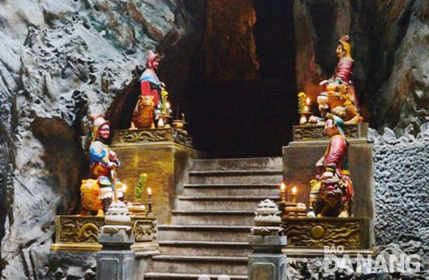 4 bức tượng của 4 vị Kim Cang Hộ Pháp uy nghi ngay lối vào động Huyền không 