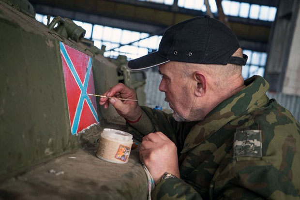 Một người dân vẽ cờ của Cộng hòa Nhân dân Donetsk, khu vực này đòi ly khai với Ukraine. 							                    Ảnh: AFP