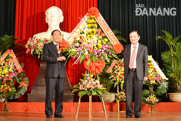 Bí thư Thành ủy Trần Thọ tặng hoa chúc mừng ngành y tế Đà Nẵng.  Ảnh: THU HOA