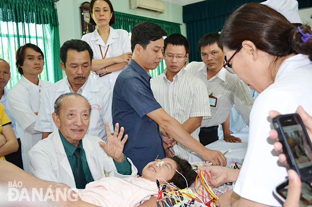 Thầy thuốc Nguyễn Tài Thu điều trị cho cháu Vũ Thị Phương, đồng thời hướng dẫn phương pháp đại trường châm cho các thầy thuốc tại Đà Nẵng.