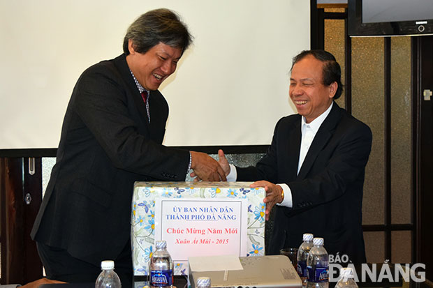 Phó Chủ tịch Thường trực UBND thành phố Võ Duy Khương tặng quà và chúc Tết lãnh đạo Tập đoàn VinaCapital