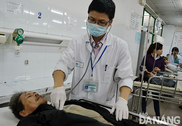 Bác sĩ Khoa Cấp cứu Bệnh viện Đà Nẵng đang khám bệnh cho bệnh nhân vừa nhập viện do ngã xe máy. Ảnh: M.T