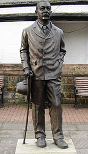 Tượng Conan Doyle  ở Crowborough, East Sussex, Anh. 
