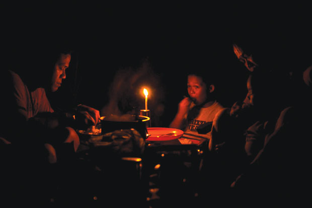 Tác giả Breech Asher Harani với tác phẩm “Candle Supper”. Tác giả Harani chụp bức ảnh một gia đình nhỏ ở miền Nam Philippines ăn cơm tối dưới ngọn nến tù mù. Kể từ siêu bão năm 2012 tới nay, rất nhiều gia đình ở đây chịu cảnh thiếu điện mỗi ngày.