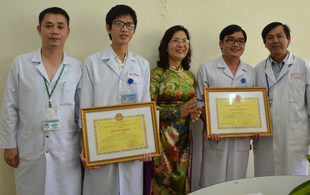 Lãnh đạo Sở y tế Đà Nẵng trao bằng khen của Chủ tịch UBND thành phố cho hai bác sĩ Bệnh viện phụ sản Nhi