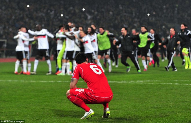 Dejan Lovren cay đắng nhìn Besiktas đi tiếp sau khi sút hỏng luân lưu. (Nguồn: Reuters)