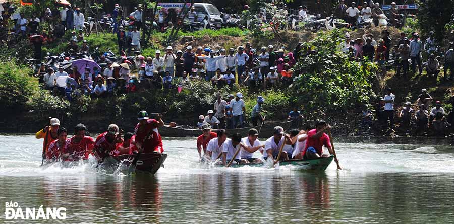 Tiếp đến là hội đua thuyền truyền thống mừng Đảng - mừng Xuân trên sông Túy Loan.