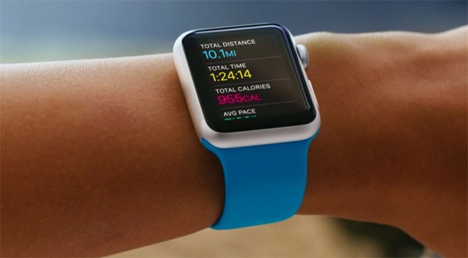 Khi người dùng đưa cổ tay lên, màn hình của Apple Watch sẽ bật.