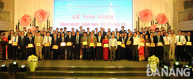 Tôn vinh 100 doanh nghiệp, doanh nhân tiêu biểu Đà Nẵng năm 2014.  								            Ảnh: VĂN NỞ