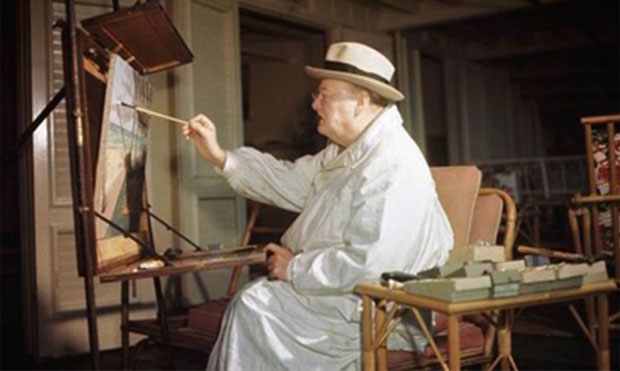 Wunston Churchill bên giá vẽ.