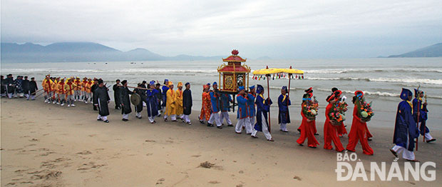 Lễ rước trên biển tại lễ hội cầu ngư quận Thanh Khê. 