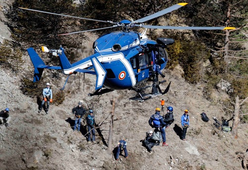 Lực lượng cứu hộ và cảnh sát Pháp thu thập mảnh vỡ máy bay tại hiện trường ở núi Alps, miền nam nước này. Ảnh: Reuters