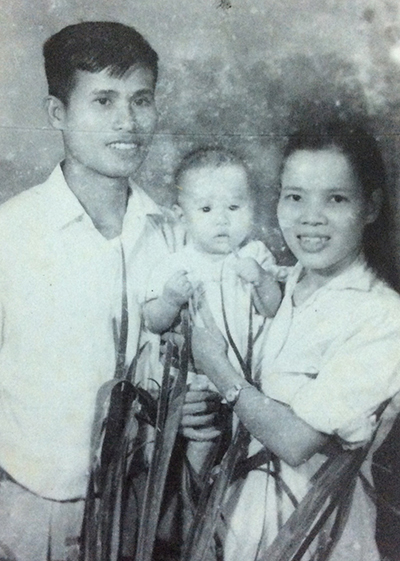 Anh hùng LLVTND Hà Văn Trí cùng vợ con ở miền Bắc trước khi vào Nam chiến đấu.