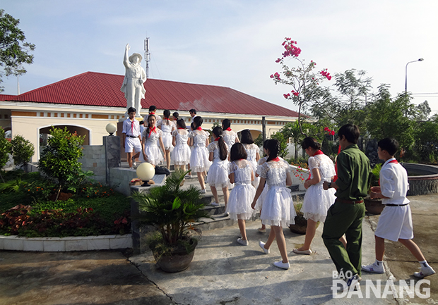 Các em học sinh dâng hương tại Tượng đài Anh hùng Nguyễn Phú Hường. Ảnh: Q.T
