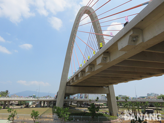 Hoàn thiện thi công công trình cầu vượt ngã ba Huế trước ngày khánh thành đưa vào sử dụng (29-3-2015).Ảnh: T.T