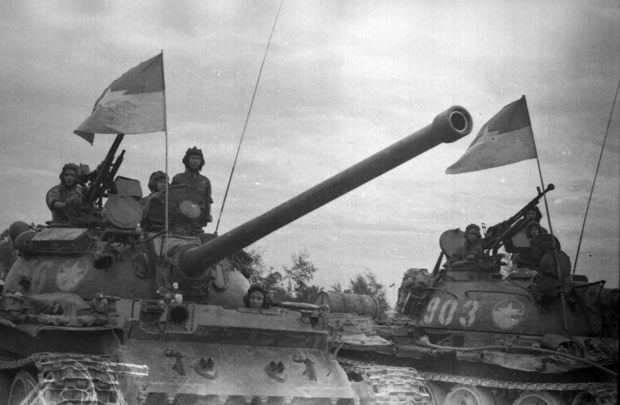 Xe tăng quân giải phóng tiến về giải phóng Đà Nẵng ngày 29-3-1975.  			       Ảnh: XUÂN QUANG