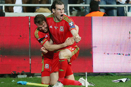 Ngôi sao Gareth Bale (phải) ghi hai bàn vào lưới Israel - Ảnh: Reuters