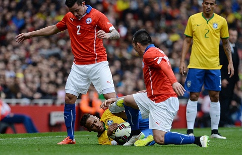 Medel đạp vào chân của Neymar 