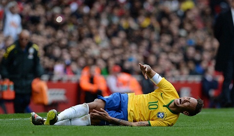 Cầu thủ người Brazil tỏ ra đau đớn nhưng trọng tài không hề thổi phạt Medel