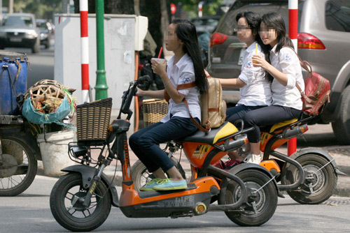 Từ 10-4, học sinh phải đội mũ bảo hiểm khi đi xe đạp, xe máy điện. Ảnh: Phương Sơn.