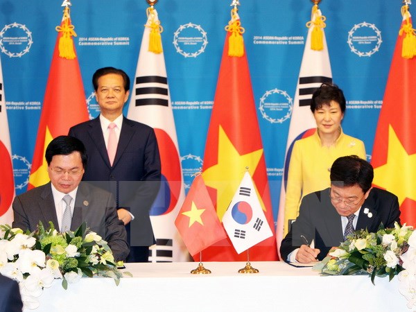 Thủ tướng Nguyễn Tấn Dũng và Tổng thống Hàn Quốc Park Geun-hye chứng kiến lễ ký Bản thỏa thuận kết thúc đàm phán Hiệp định thương mại tự do Việt Nam-Hàn Quốc. (Ảnh: Đức Tám/TTXVN)