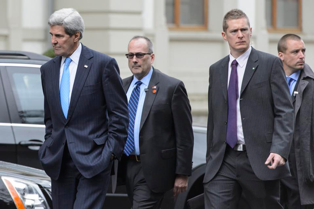 Ngoại trưởng Mỹ John Kerry (bìa trái) đến thành phố Lausanne để tham gia đàm phán. 				Ảnh: AP