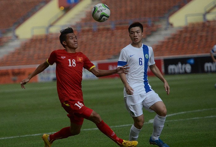 Ngọc Thắng băng xuống khéo léo sút tung lưới U23 Macau, đưa U23 Việt Nam sớm vượt lên dẫn trước 1-0