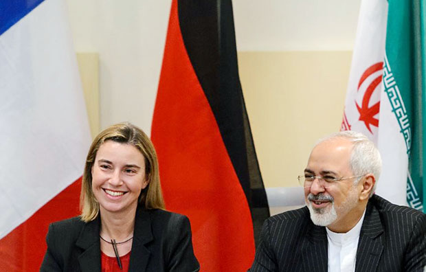 Ngoại trưởng Iran Mohammad Javad Zarif (phải) và Cao ủy phụ trách đối ngoại Liên minh châu Âu (EU) Federica Mogherini tham gia đàm phán tại Lausanne.  		            Ảnh: AFP