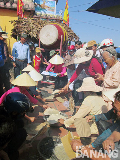 Thi nướng bánh tráng tại Lễ hội đình làng Túy Loan.
