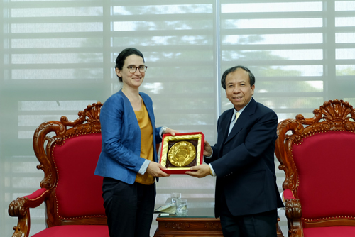 Phó Chủ tịch Thường trực UBND thành phố Võ Duy Khương tặng quà lưu niệm cho bà Alix Francoise