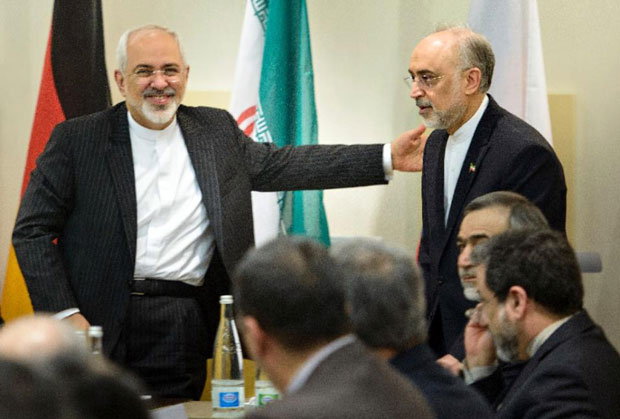 Ngoại trưởng Iran Mohammad Javad Zarif (trái) và Giám đốc Tổ chức Năng lượng nguyên tử Iran Ali Akbar Salehi đều có mặt tại Thụy Sĩ. 		               Ảnh: AFP