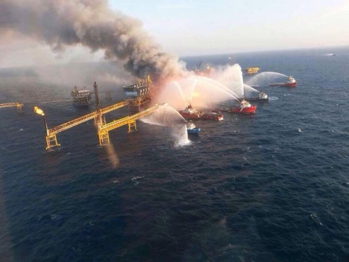 Các tàu cứu hoả đang tìm cách dập lửa trên giàn khoan ở vịnh Mexico. Ảnh: RT