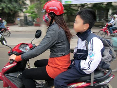 Từ 10-4, người lớn đi xe máy chở trẻ em không đội mũ bảo hiểm sẽ bị phạt.