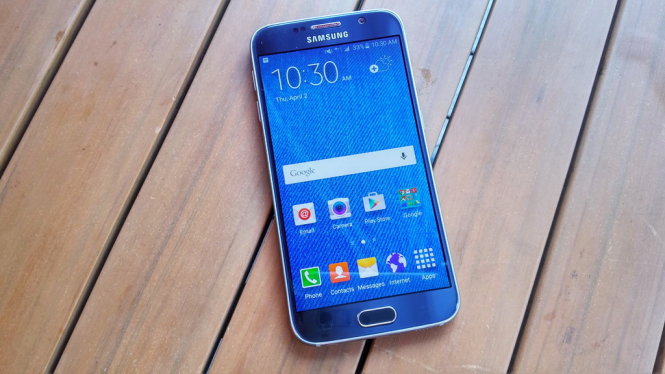 Samsung Galaxy S6 màu đen sapphire, chuyển sắc sang xanh đậm dưới mặt trời 