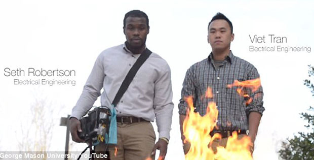 Hai kỹ sư Viet Tran (phải) và Seth Robertson đang trình bày thử nghiệm dập lửa bằng thiết bị do họ sáng chế.  Ảnh: Washington Post