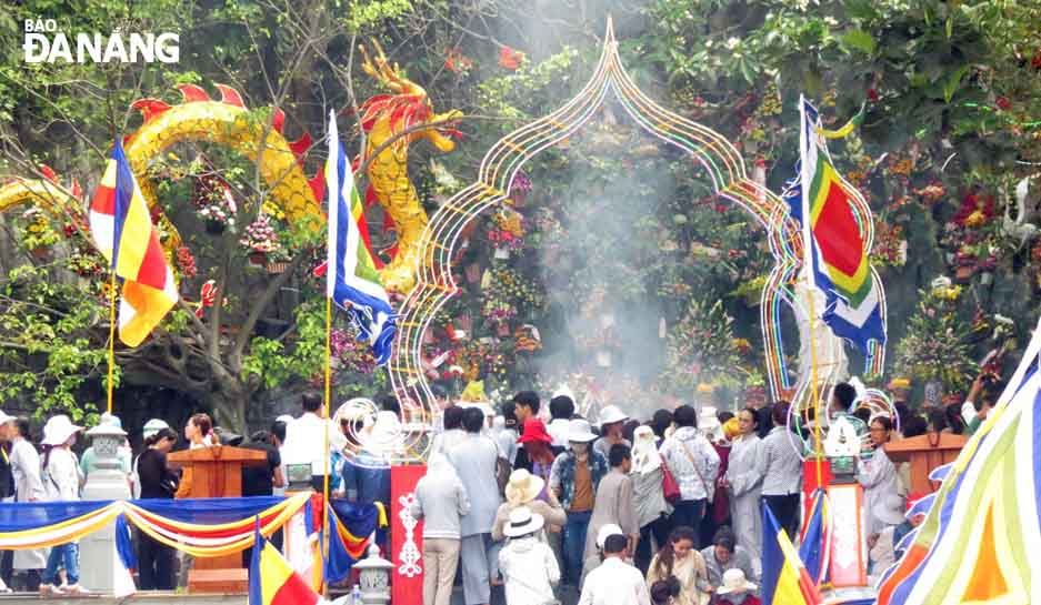 Phần đông người về dự lễ hội hành hương, chiêm bái, lễ phật sau nghi lễ chính thức.