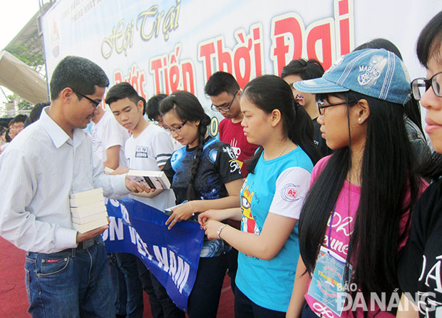 Nguyễn Quang Thạch tặng sách cho học sinh Trường THPT chuyên Lê Quý Đôn sáng 11-4.