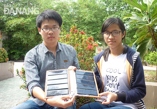 Hai bạn Viên và Tiên đang sử dụng năng lượng mặt trời để sạc pin cho điện thoại của mình. 