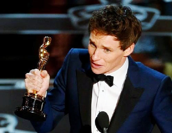  Eddie Redmayne bật khóc khi nhận giải Nam diễn viên chính xuất sắc nhất trong buổi lễ trao giải Oscar 2015.