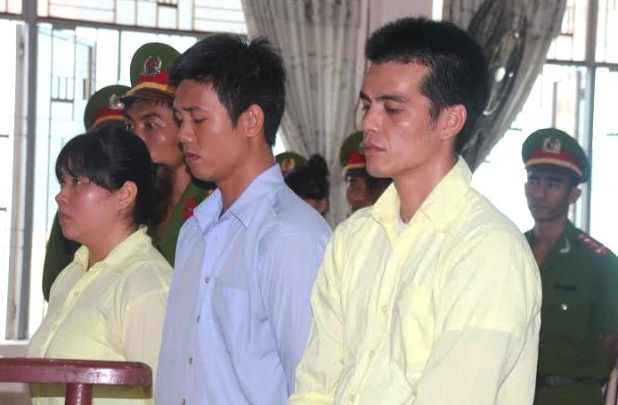 Nguyễn Đăng Anh Thi, Nguyễn Văn Hường, Phạm Ngọc Minh ( từ trái qua) đứng nghe tuyên án