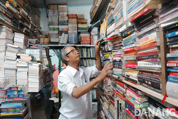 Ông Trương Văn Thông giữa không gian sách sưu tầm hơn mấy chục năm qua.