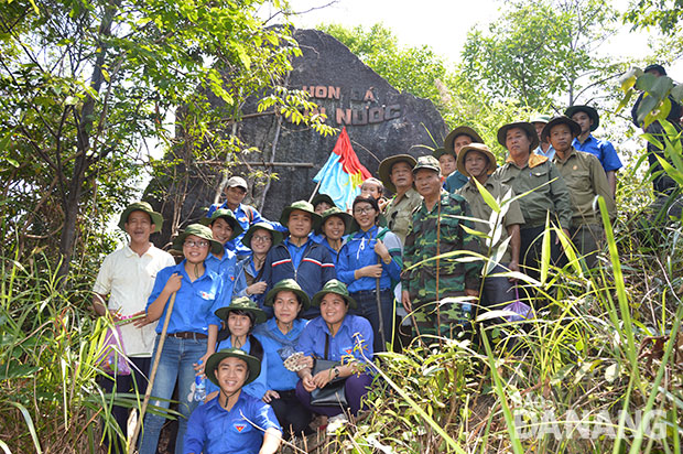 Các cựu chiến binh và đoàn viên thanh niên Hòa Vang trên đỉnh núi - nơi đứng chân của Khu căn cứ Huyện ủy Hòa Vang trong những năm 1957-1965.