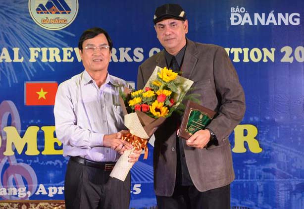 Phó chủ tịch UBND thành phố Phùng Tấn Viết tặng quà cho đơn vị tổ chức Global2000 và các đội thi DIFC 2015,