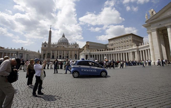 Xe cảnh sát tuần tra tại quảng trường St. Peter ở Vatican. (Nguồn: AP)