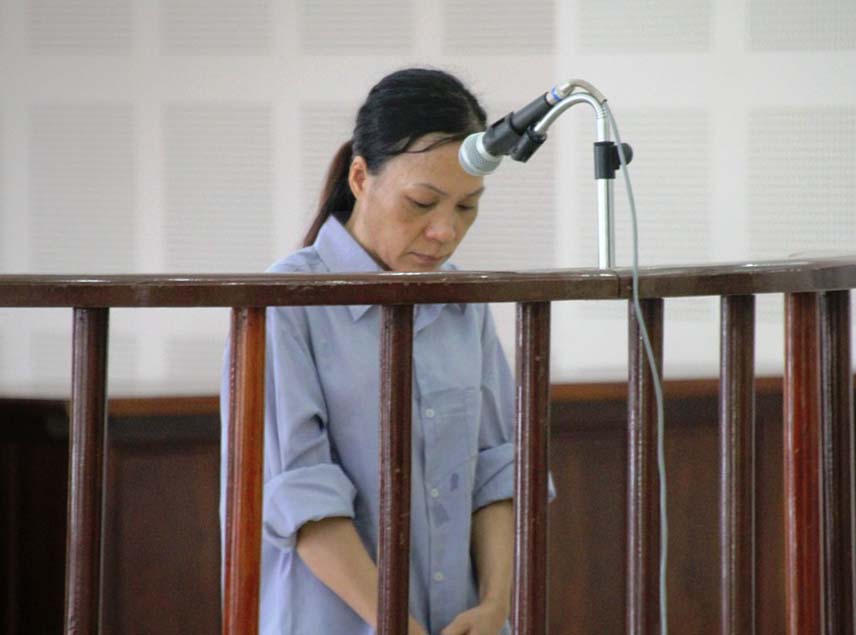 Nguyễn Thị Thanh Hương đứng nghe tuyên án