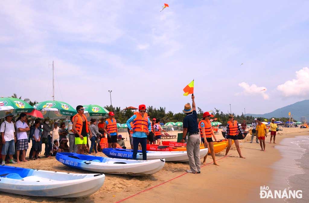 Du khách có nhiều lựa chọn cho kỳ nghỉ kéo dài. Trong hình: Các vận động viên đang tham gia đua thuyền Kayat trong Mùa du lịch biển 2013.