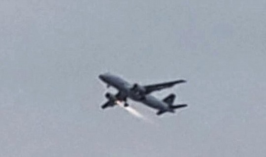 Chiếc máy bay hãng Turkish Airlines cháy động cơ trên bầu trời. Ảnh: Airlive.net
