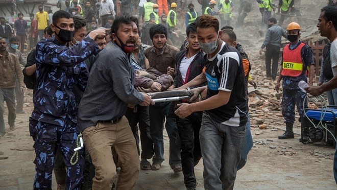 Lực lượng cứu hộ đưa một nạn nhân ra khỏi khu vực đổ nát khi tòa nhà Dharahara đổ sập. (Nguồn: mashable.com)