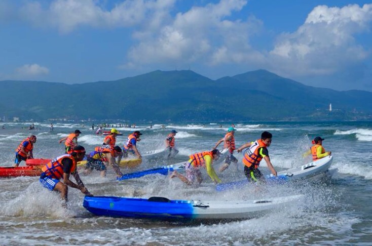 Giải đua kayak - Vượt sóng Mỹ Khê lần thứ 2 thu hút nhiều người dân và du khách tham gia.
