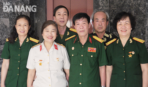 Đại tá Đồng Phú Quế (thứ ba từ phải sang) với các cựu chiến binh Hà Nội những ngày ở Đà Nẵng tháng 4-2015.